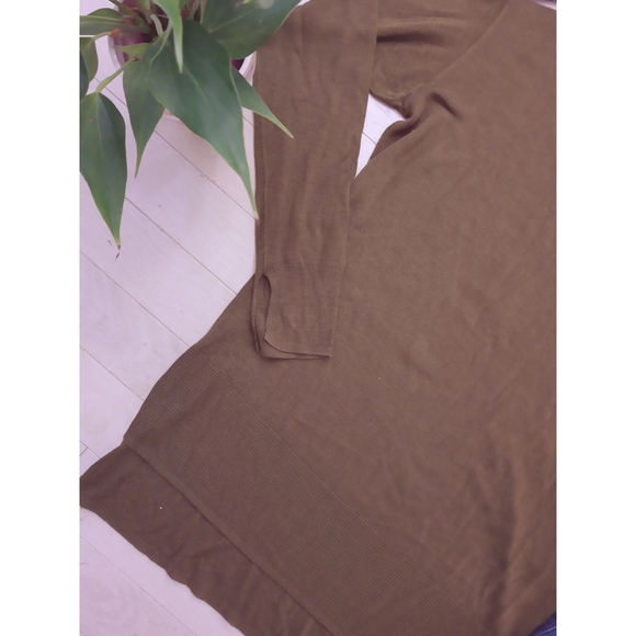 ✨3/$15 H&M | Olive Green Long Sleeve Top - Picture 2 of 3